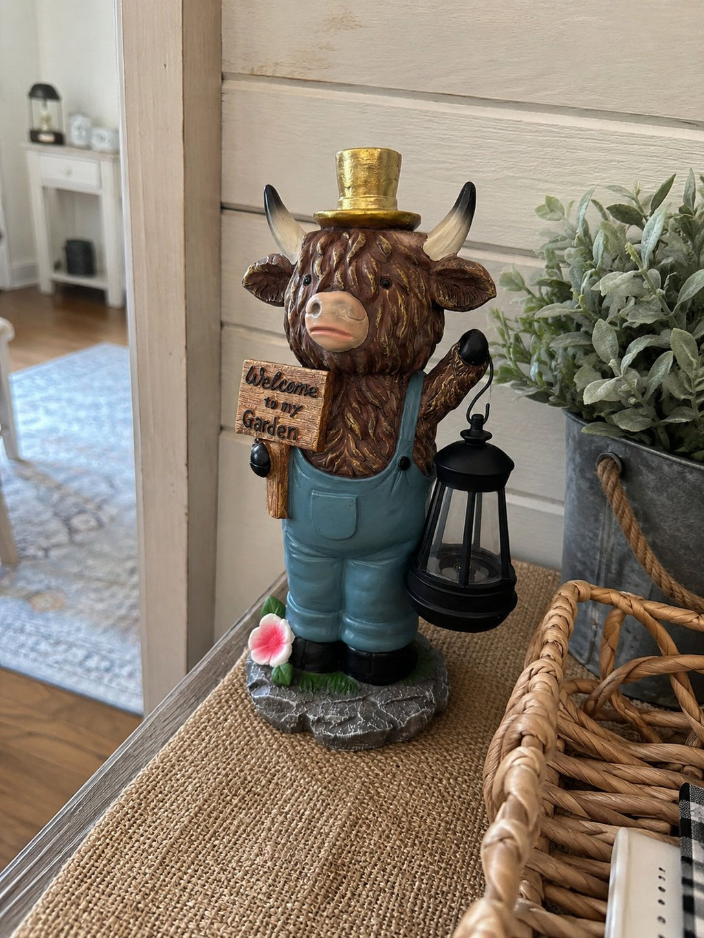 Highland Cow Garden Lantern Statue – Solar-Powered Farmhouse Welcome 🐄🏡