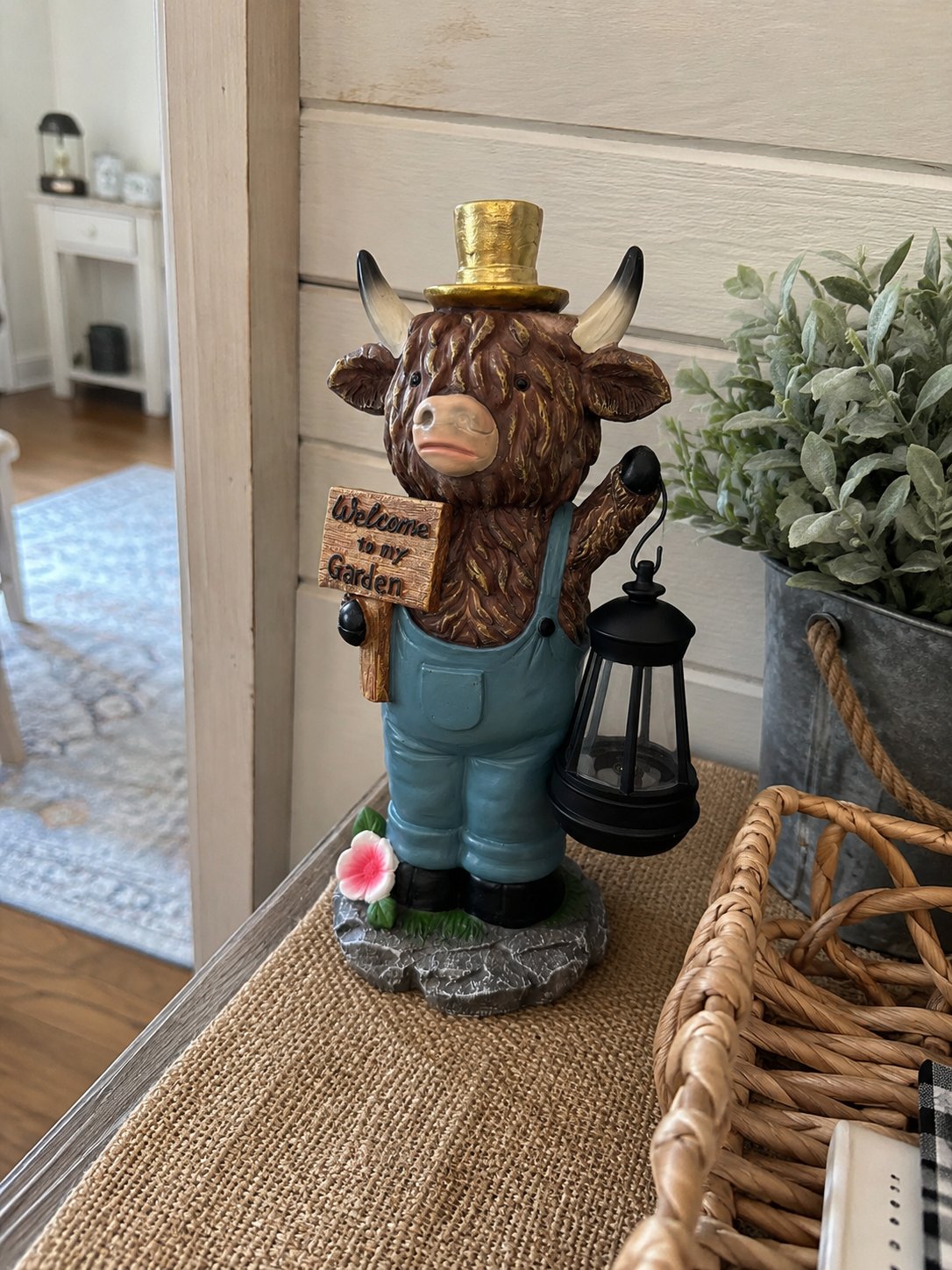 Highland Cow Garden Lantern Statue – Solar-Powered Farmhouse Welcome 🐄🏡