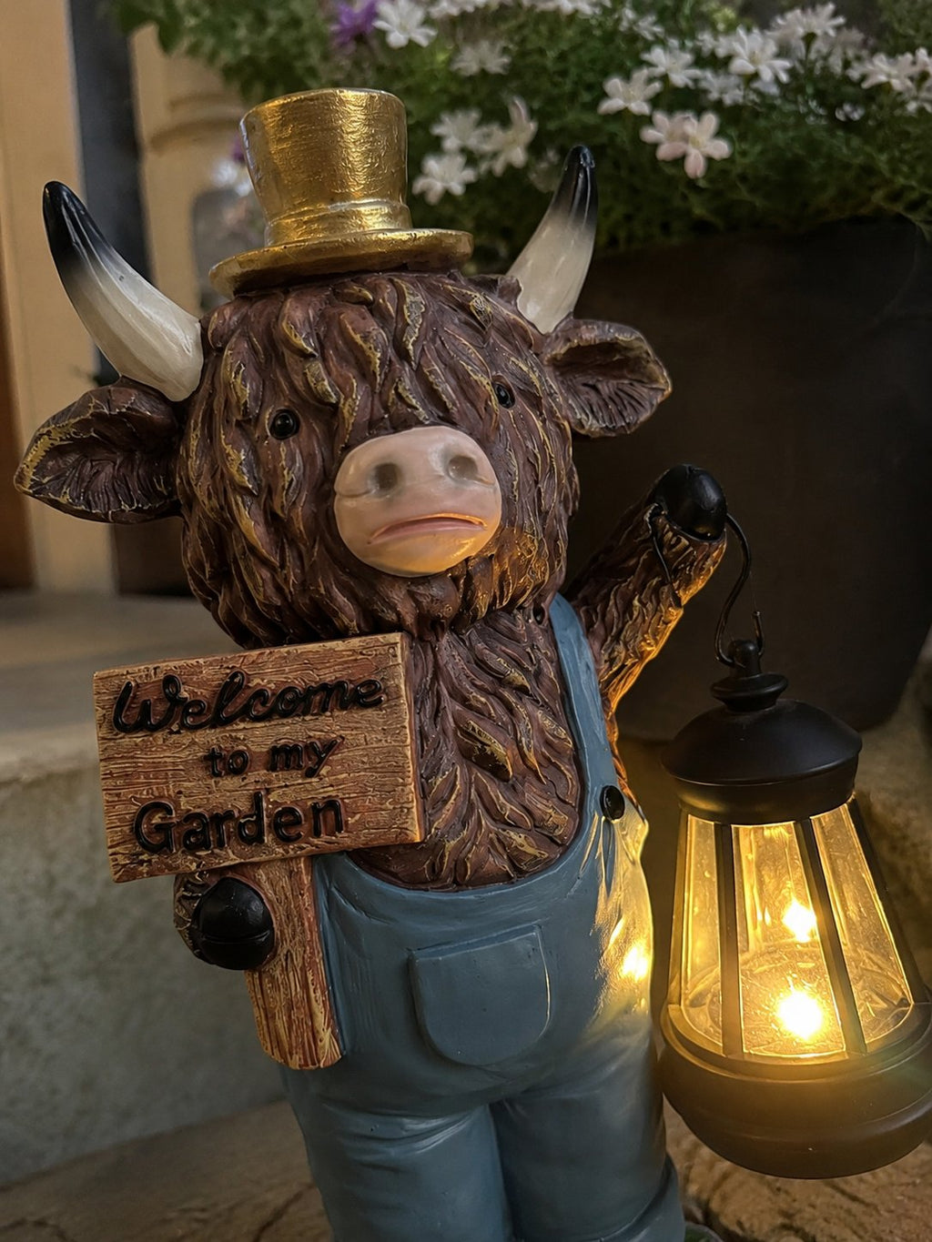 Highland Cow Garden Lantern Statue – Solar-Powered Farmhouse Welcome 🐄🏡